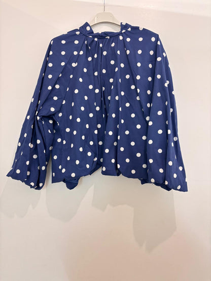 Blouse à pois manches bouffantes oversize et nœud papillon géant dans le dos et dos nu