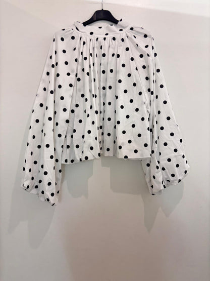 Blouse à pois manches bouffantes oversize et nœud papillon géant dans le dos et dos nu