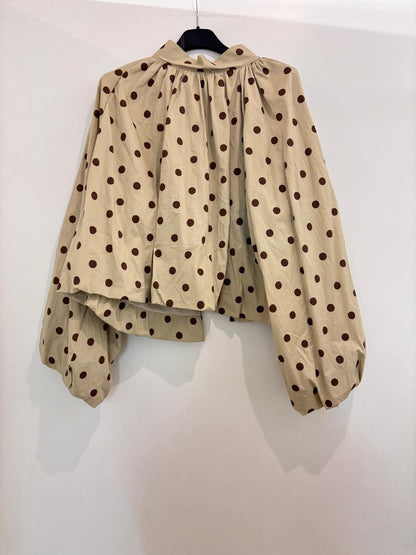 Blouse à pois manches bouffantes oversize et nœud papillon géant dans le dos et dos nu
