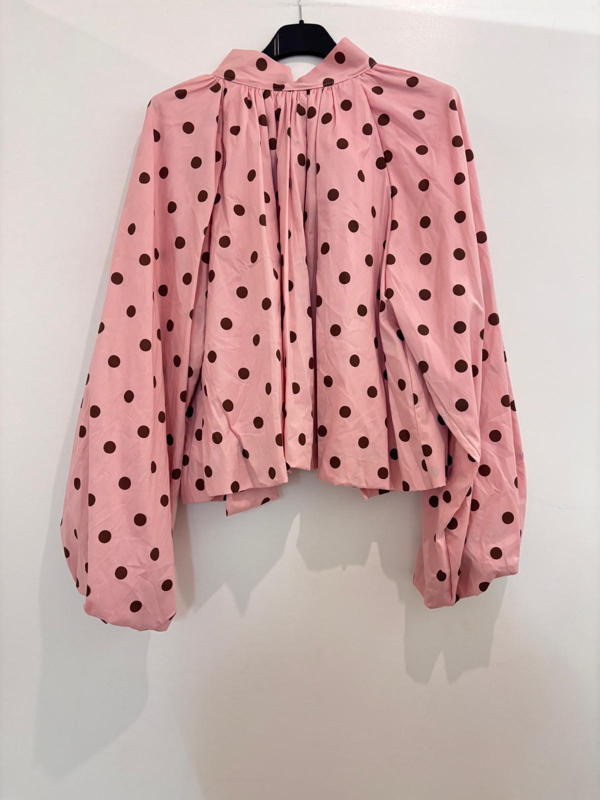 Blouse à pois manches bouffantes oversize et nœud papillon géant dans le dos et dos nu