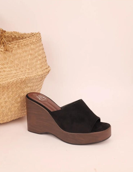 Mule compensée noire en daim à bride large bout ouvert et talon compensé bois marron
