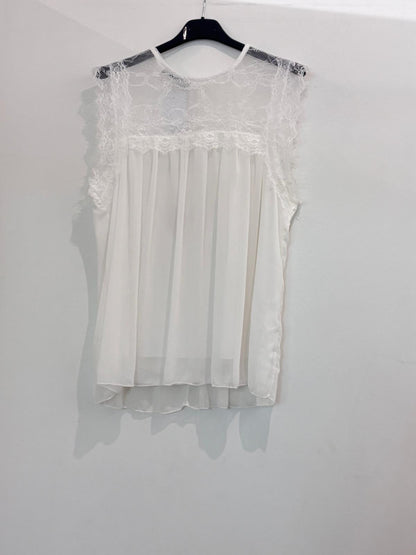 Top sans manches à empiècement en dentelle florale et bas plissé en voile fluide