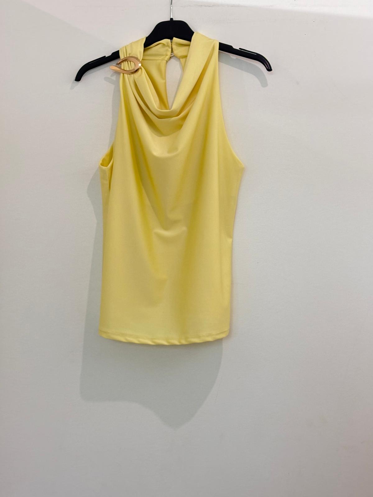 Top col bénitier drapé et boucle dorée à l'épaule