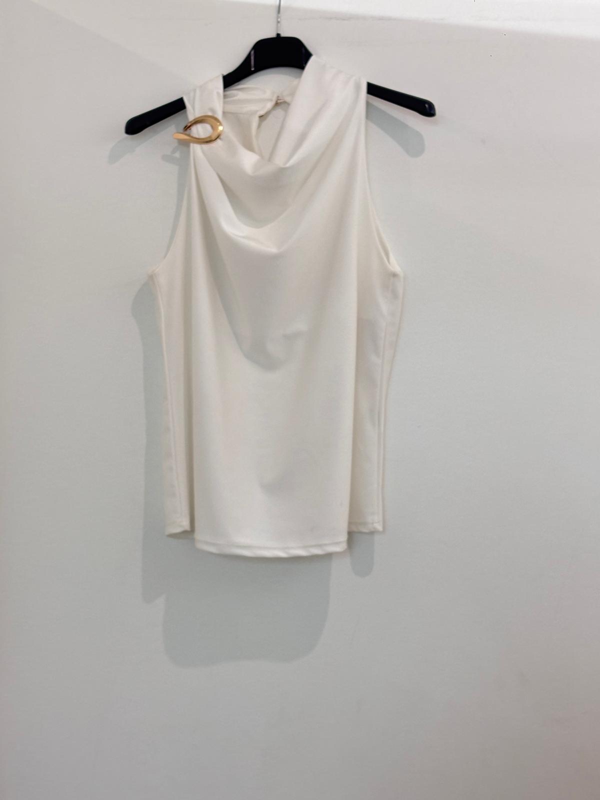 Top col bénitier drapé et boucle dorée à l'épaule