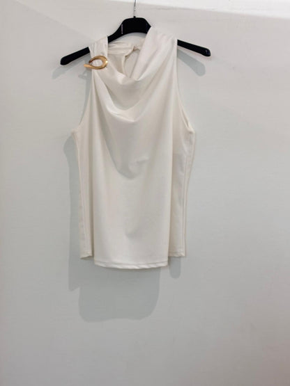 Top col bénitier drapé et boucle dorée à l'épaule