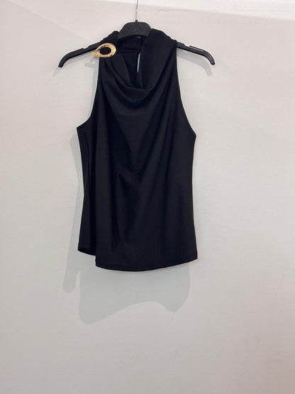 Top col bénitier drapé et boucle dorée à l'épaule