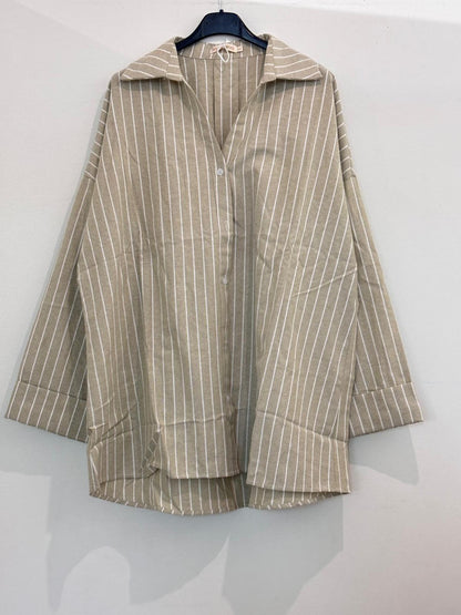 Chemise oversize à fines rayures blanches col chemisier et manches longues