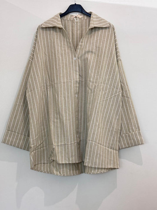 Chemise oversize à fines rayures blanches col chemisier et manches longues