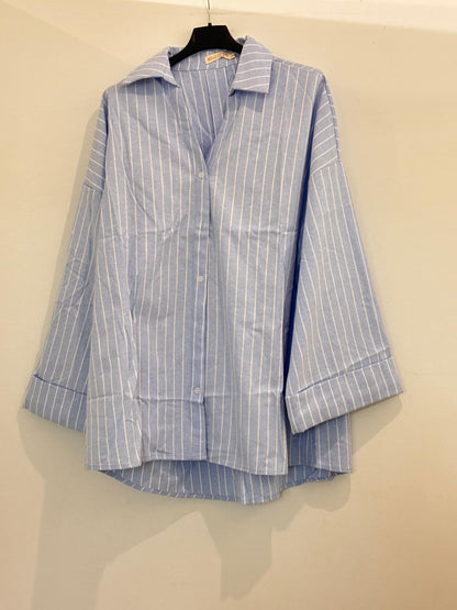 Chemise oversize à fines rayures blanches col chemisier et manches longues