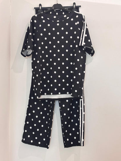 Ensemble t-shirt et pantalon à pois avec bandes contrastées sur les côtés