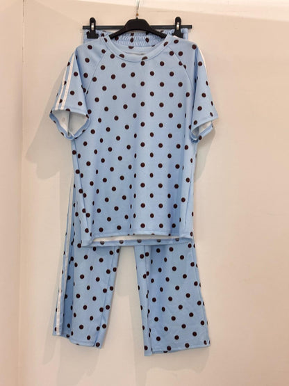 Ensemble t-shirt et pantalon à pois avec bandes contrastées sur les côtés