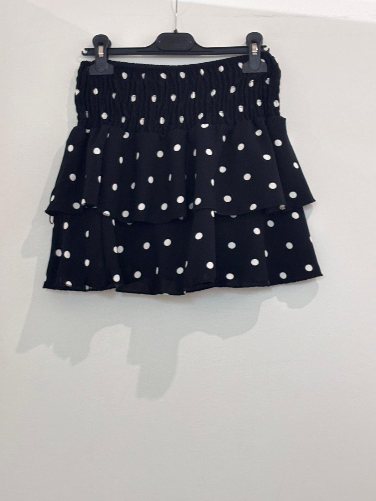 Jupe avec short intégré à pois taille smockée et double volant froncé