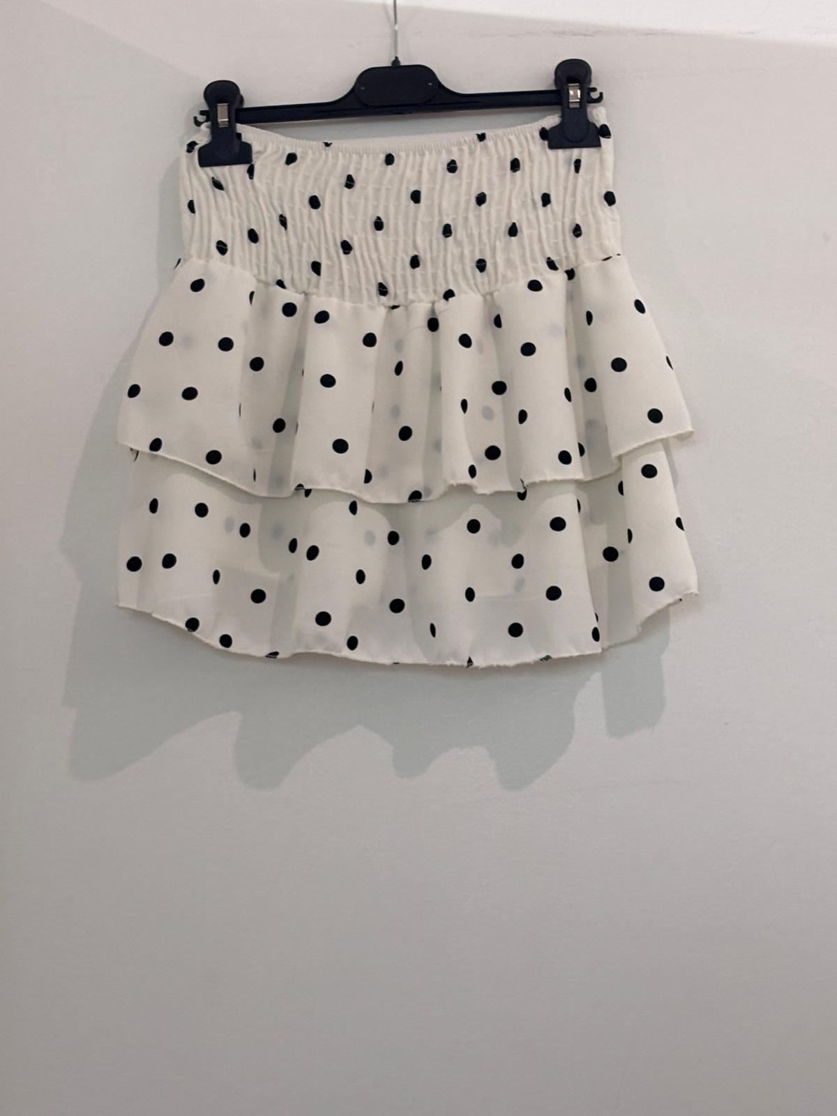 Jupe avec short intégré à pois taille smockée et double volant froncé