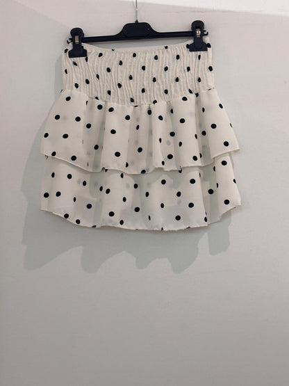 Jupe avec short intégré à pois taille smockée et double volant froncé