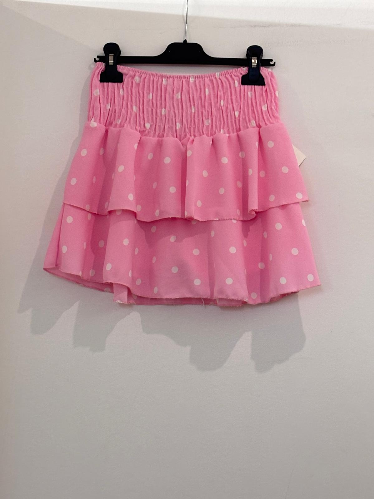 Jupe avec short intégré à pois taille smockée et double volant froncé