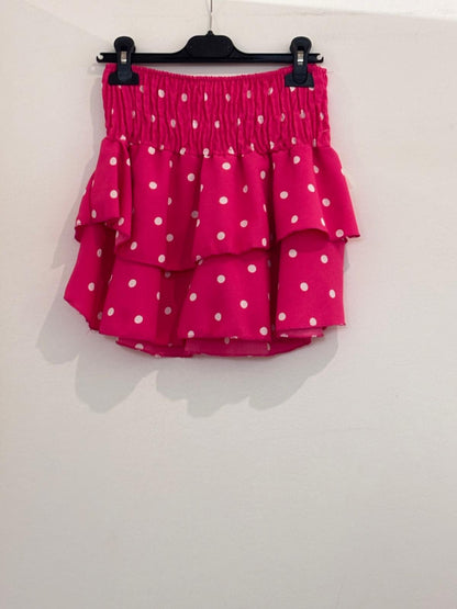 Jupe avec short intégré à pois taille smockée et double volant froncé