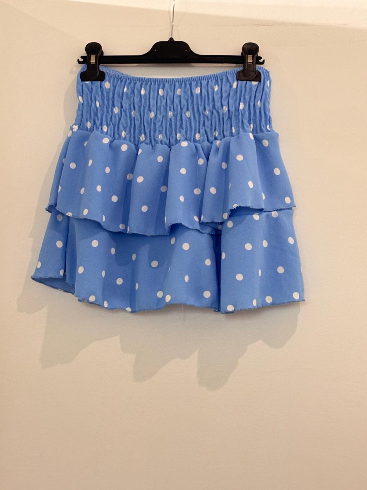 Jupe avec short intégré à pois taille smockée et double volant froncé