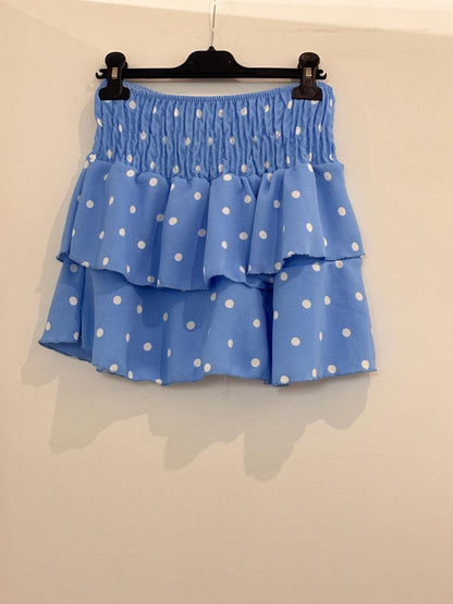 Jupe avec short intégré à pois taille smockée et double volant froncé