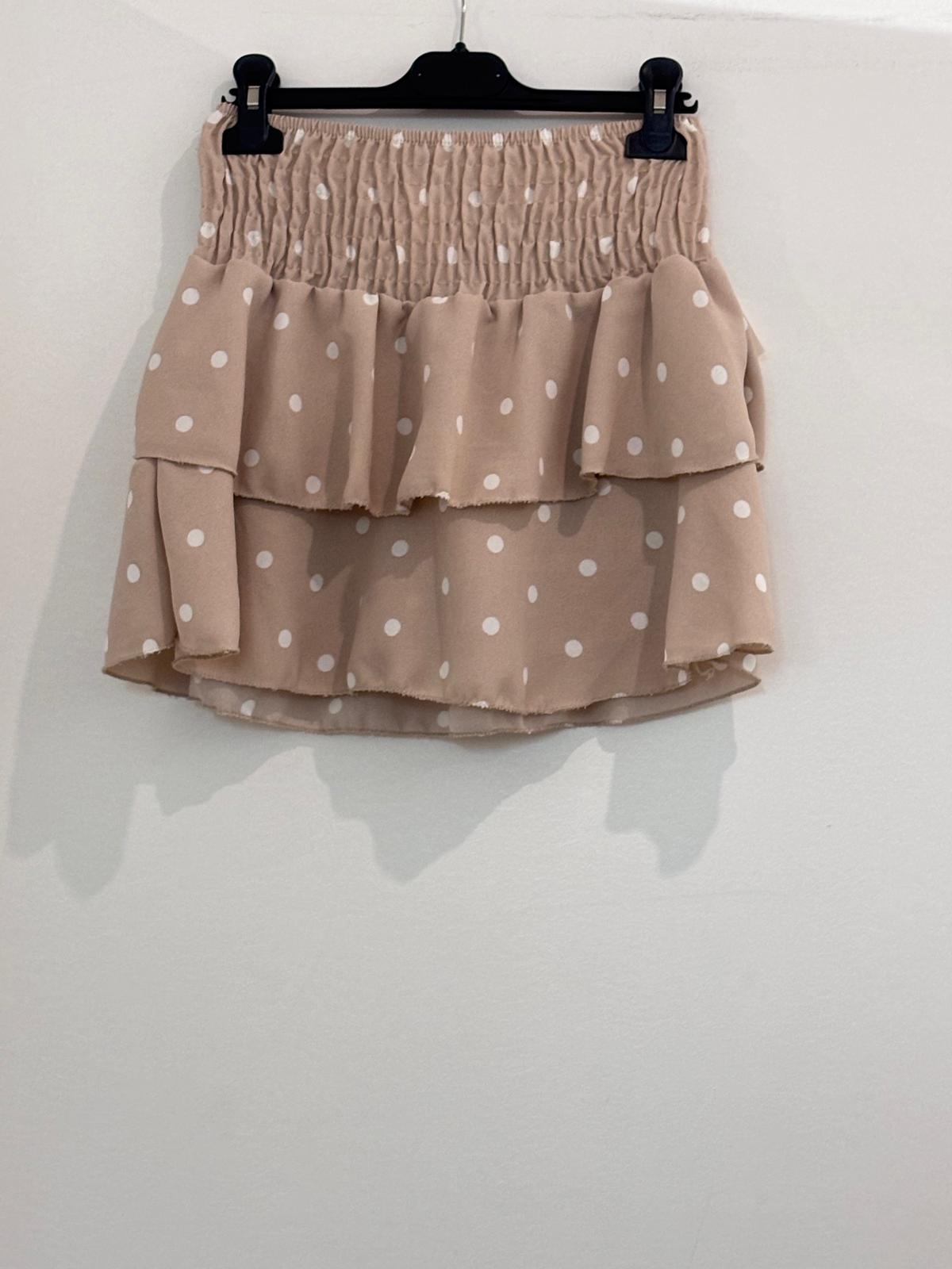 Jupe avec short intégré à pois taille smockée et double volant froncé