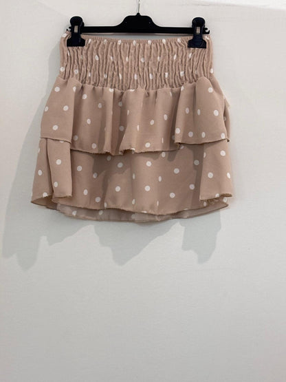 Jupe avec short intégré à pois taille smockée et double volant froncé
