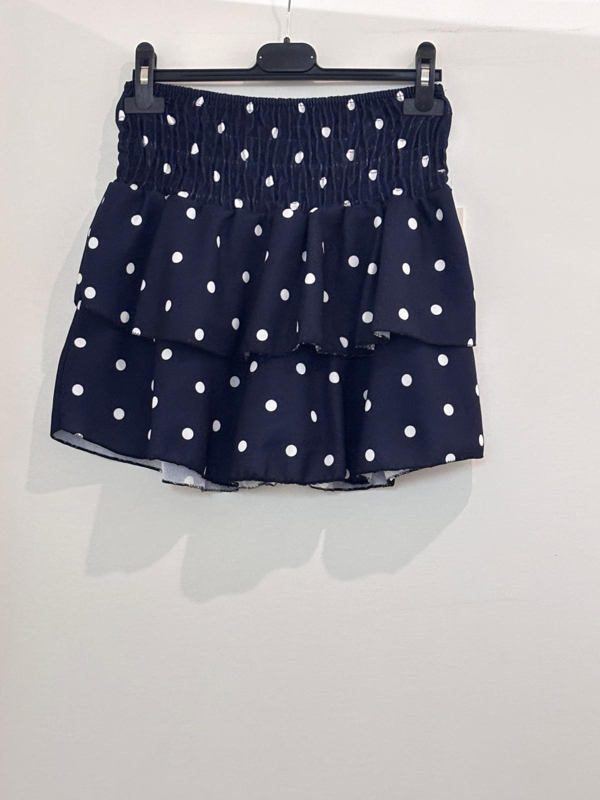 Jupe avec short intégré à pois taille smockée et double volant froncé