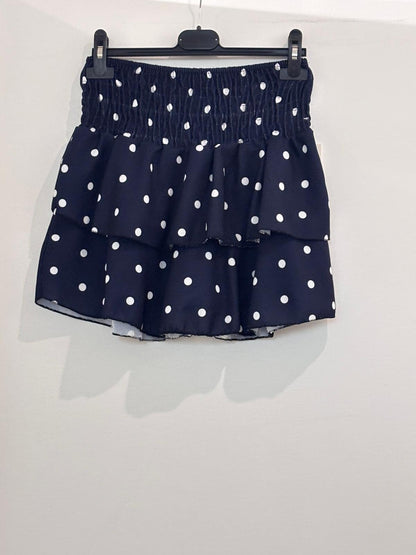 Jupe avec short intégré à pois taille smockée et double volant froncé