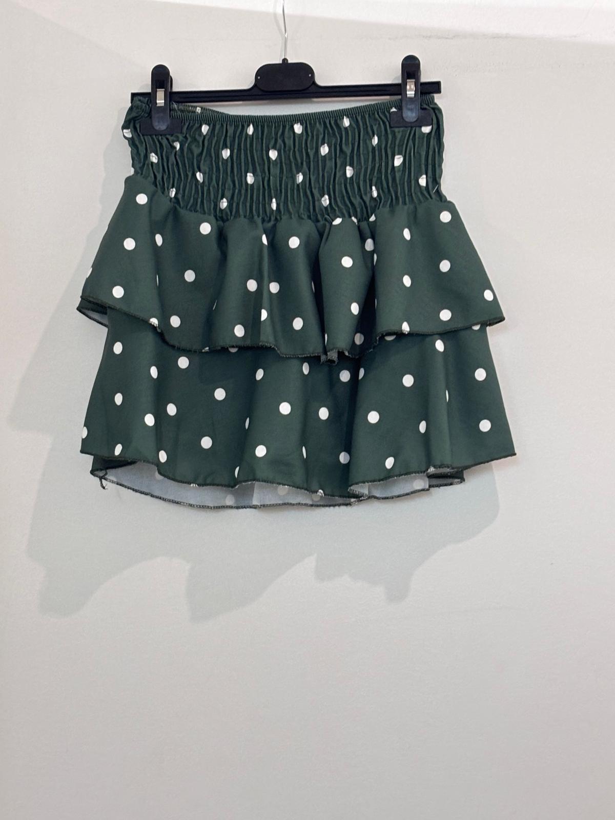 Jupe avec short intégré à pois taille smockée et double volant froncé