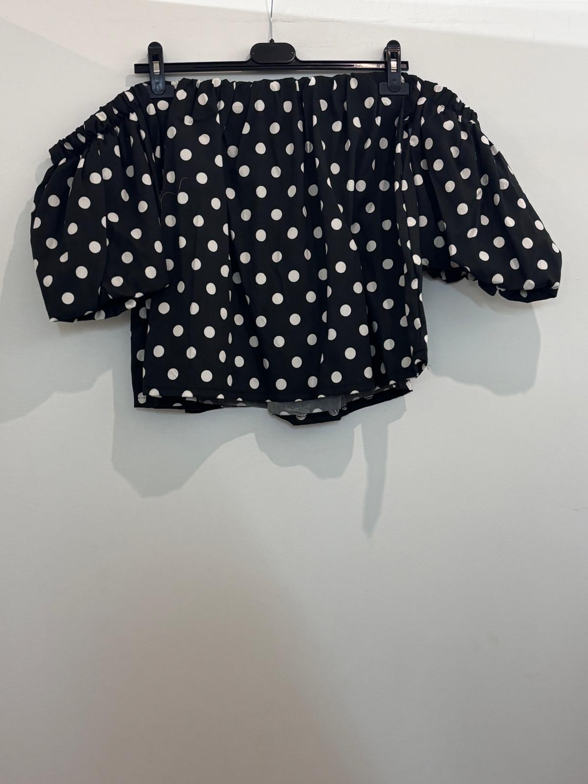 Top à pois encolure bardot élastiquée et manches ballon