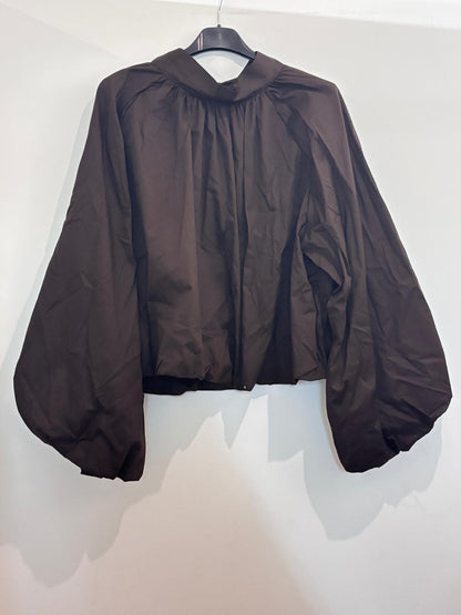 Blouse ample à col montant froncé manches ballon et dos ouvert noué en nœud