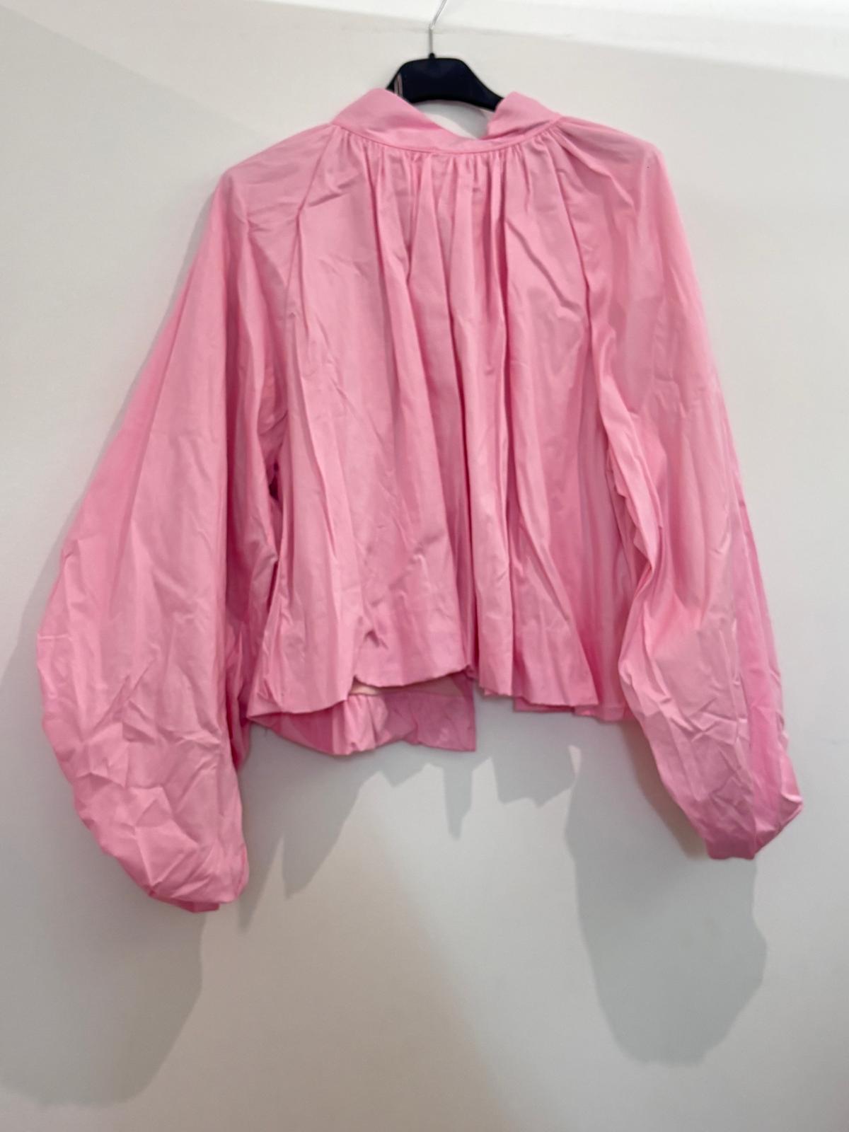 Blouse ample à col montant froncé manches ballon et dos ouvert noué en nœud