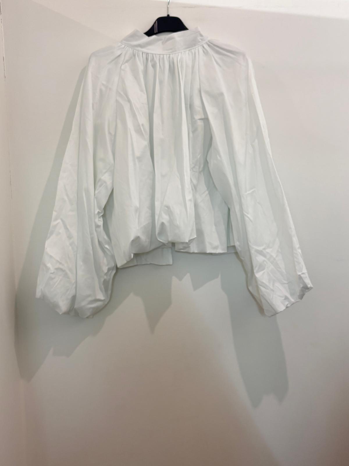 Blouse ample à col montant froncé manches ballon et dos ouvert noué en nœud