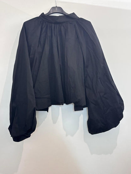 Blouse ample à col montant froncé manches ballon et dos ouvert noué en nœud
