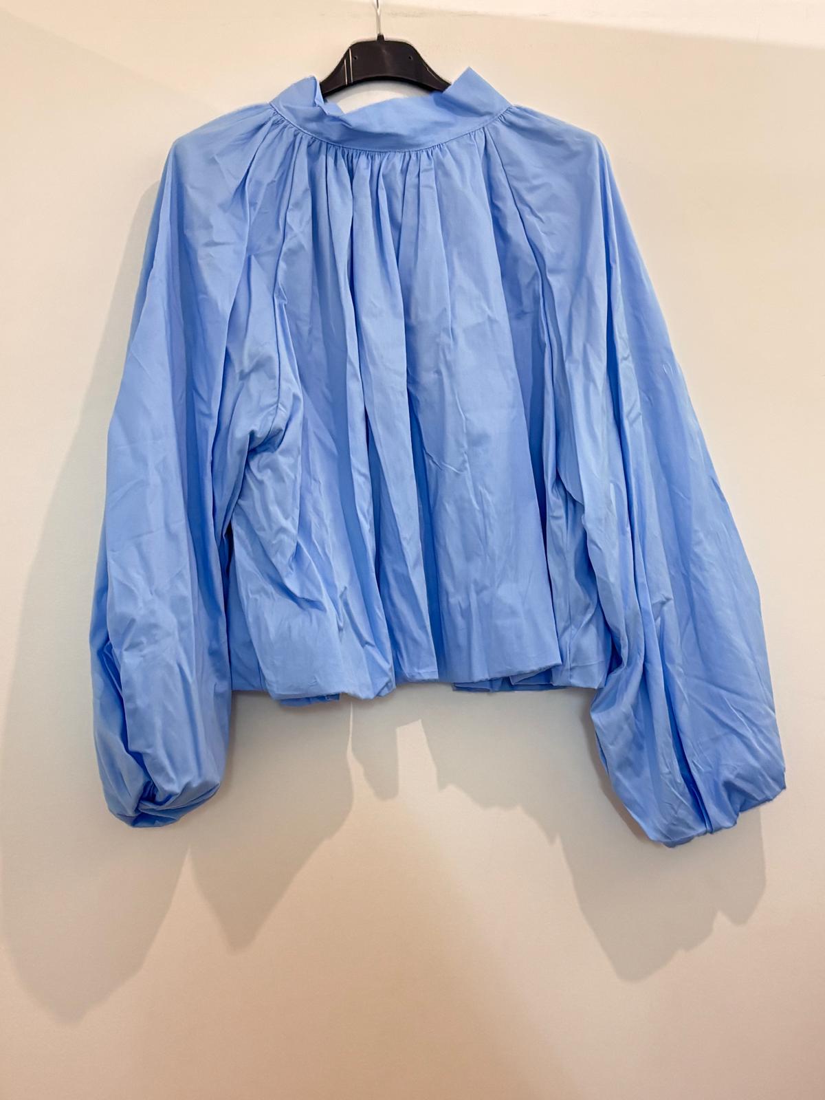 Blouse ample à col montant froncé manches ballon et dos ouvert noué en nœud