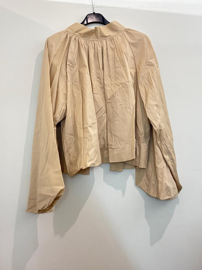 Blouse ample à col montant froncé manches ballon et dos ouvert noué en nœud