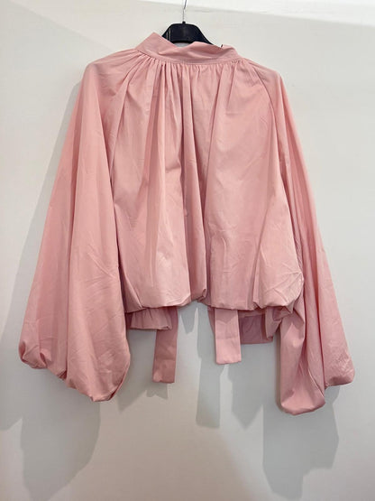 Blouse ample à col montant froncé manches ballon et dos ouvert noué en nœud