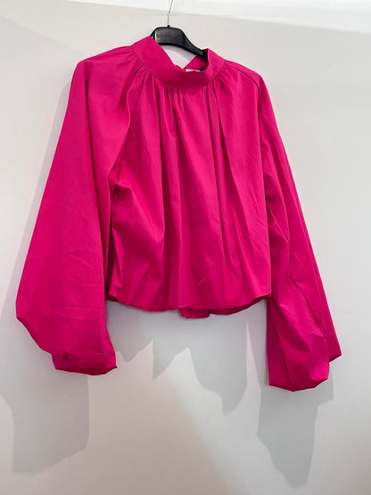 Blouse ample à col montant froncé manches ballon et dos ouvert noué en nœud