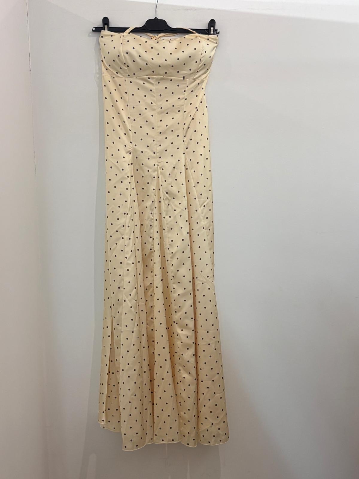 Robe à pois dos-nu à bustier corseté et jupe ample plissée