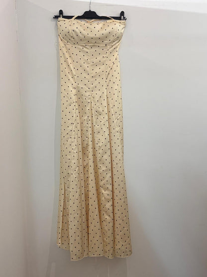 Robe à pois dos-nu à bustier corseté et jupe ample plissée