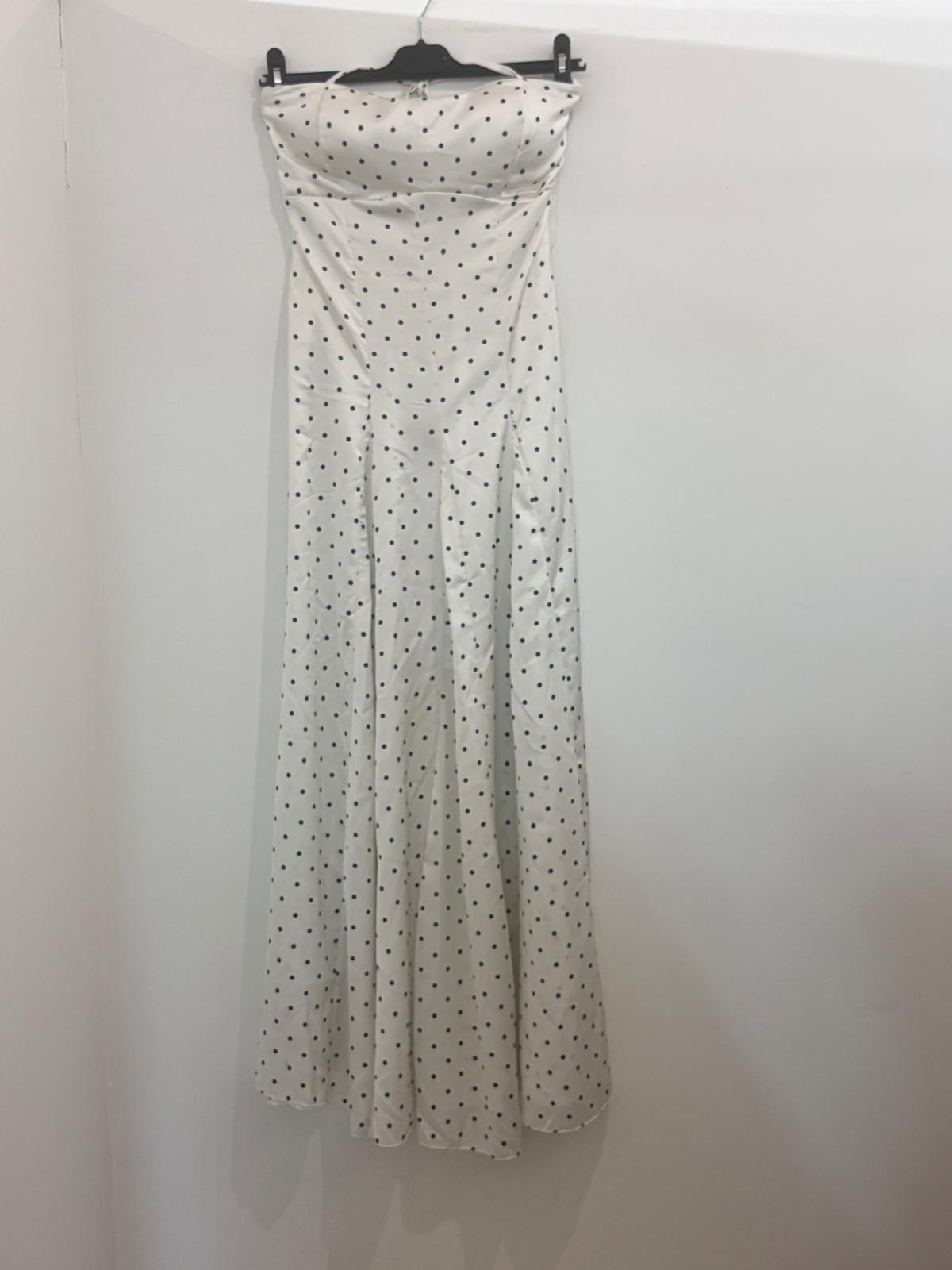 Robe à pois dos-nu à bustier corseté et jupe ample plissée