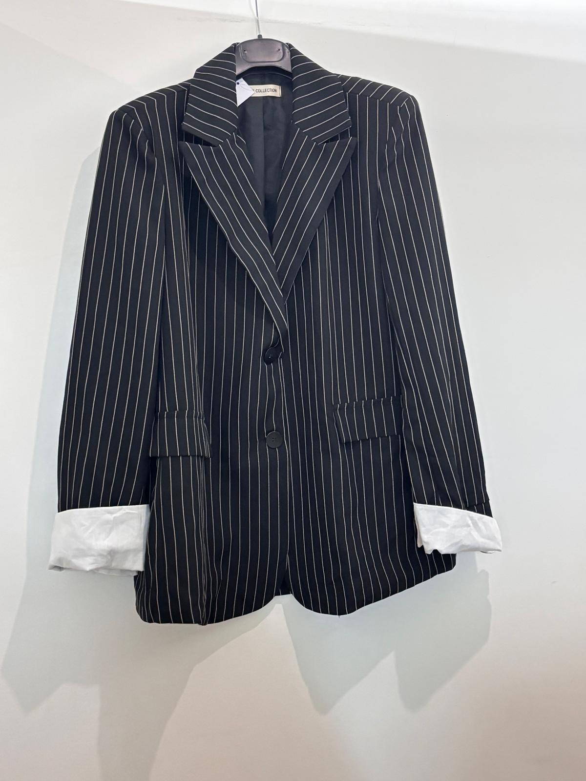 Blazer oversize à fines rayures blanches revers crantés et poignets contrastés blancs