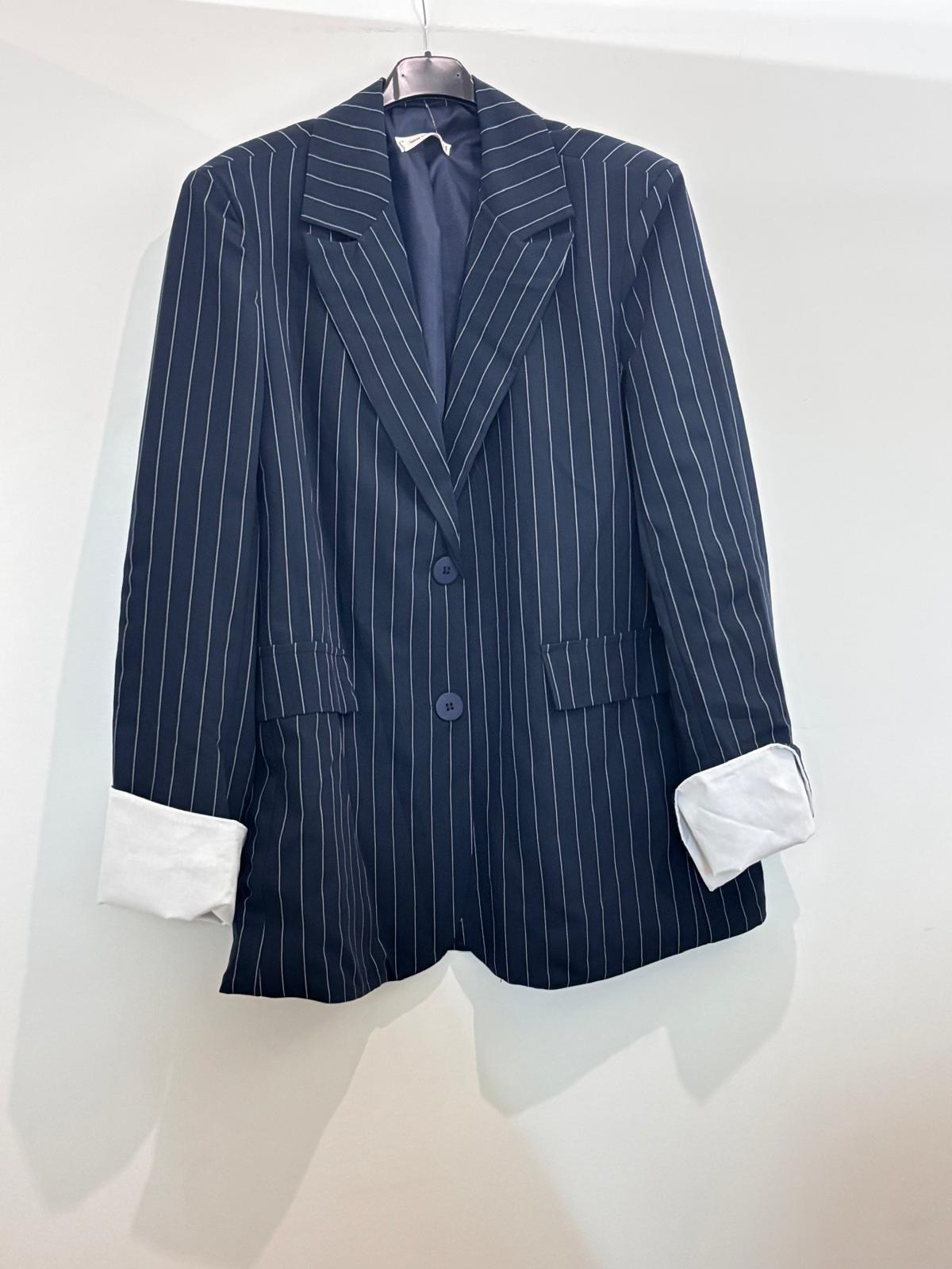 Blazer oversize à fines rayures blanches revers crantés et poignets contrastés blancs