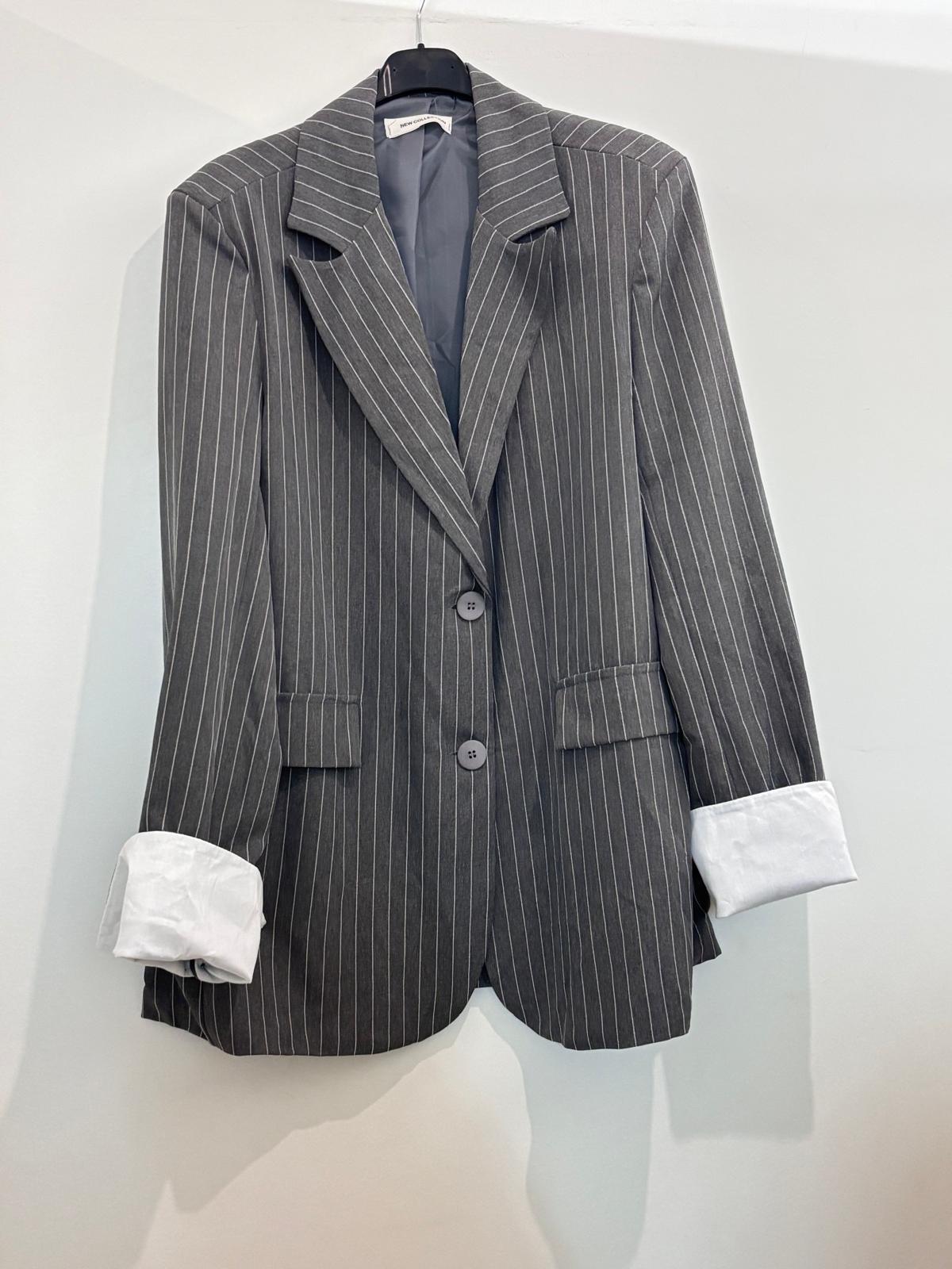 Blazer oversize à fines rayures blanches revers crantés et poignets contrastés blancs
