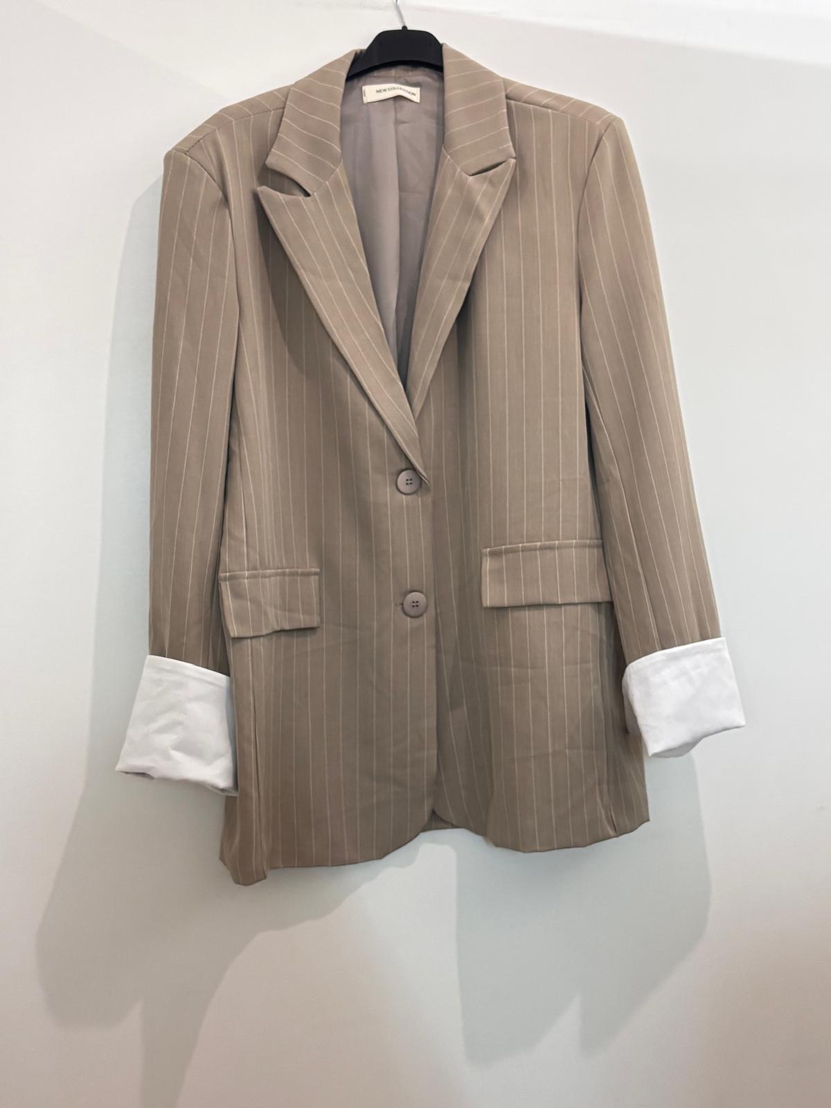 Blazer oversize à fines rayures blanches revers crantés et poignets contrastés blancs