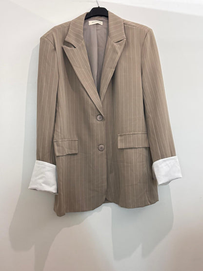 Blazer oversize à fines rayures blanches revers crantés et poignets contrastés blancs