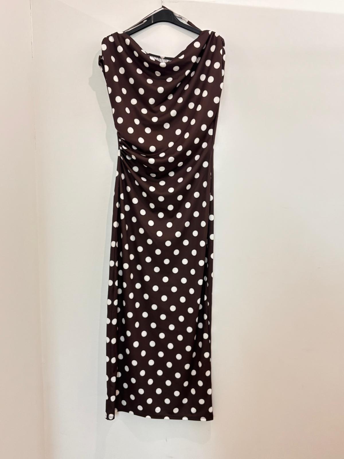 Robe à pois col bénitier drapé sans manches et fronces latérales