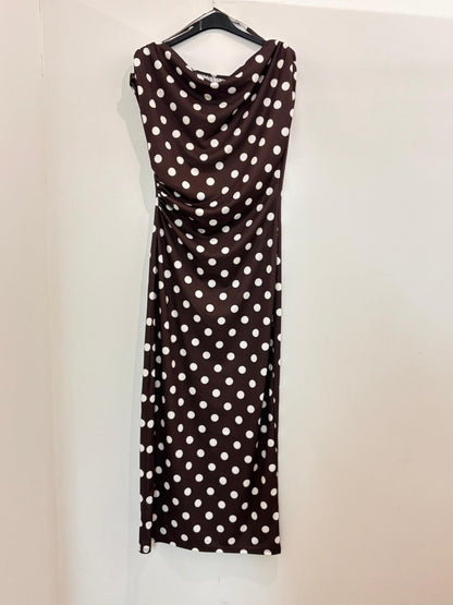 Robe à pois col bénitier drapé sans manches et fronces latérales