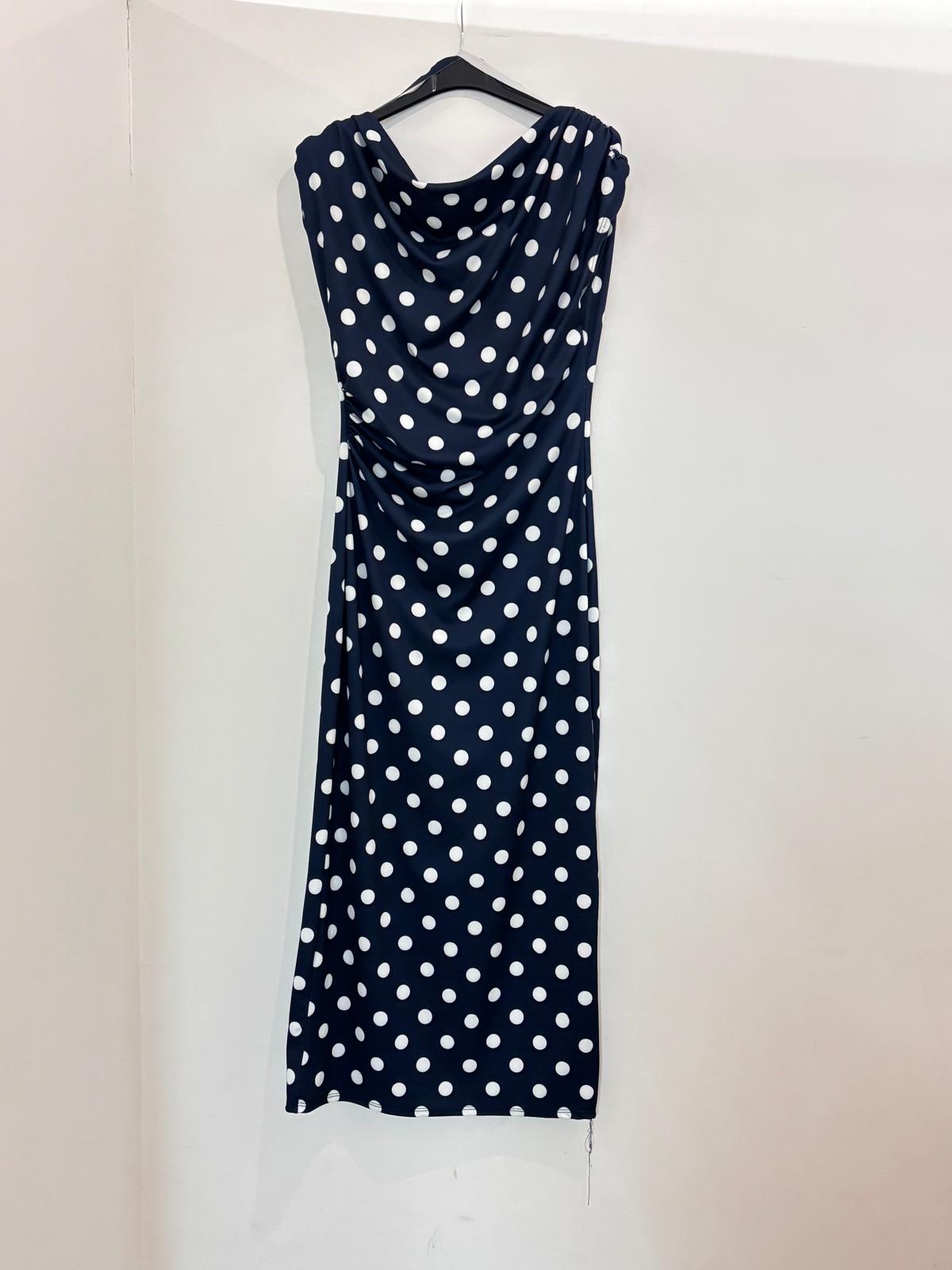 Robe à pois col bénitier drapé sans manches et fronces latérales