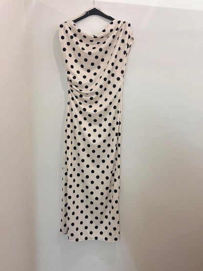 Robe à pois col bénitier drapé sans manches et fronces latérales