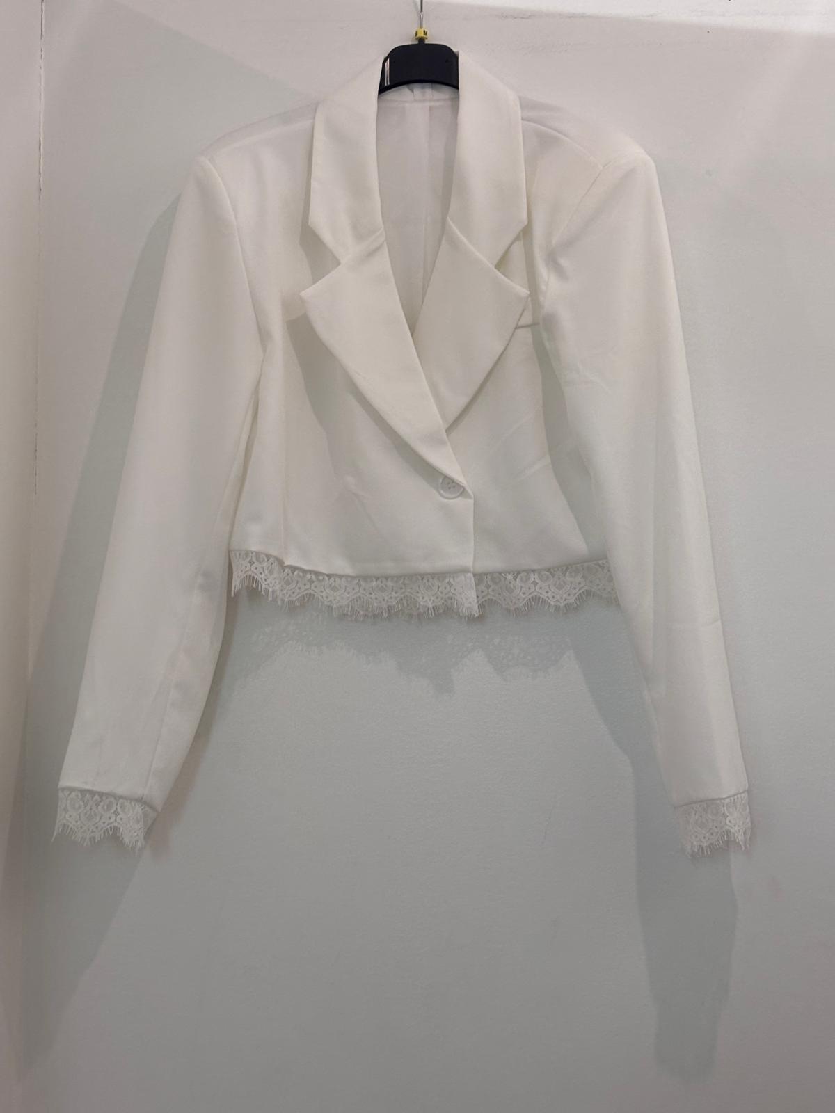 Veste blazer courte à revers crantés finitions en dentelle au bas et aux poignets