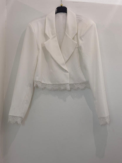 Veste blazer courte à revers crantés finitions en dentelle au bas et aux poignets